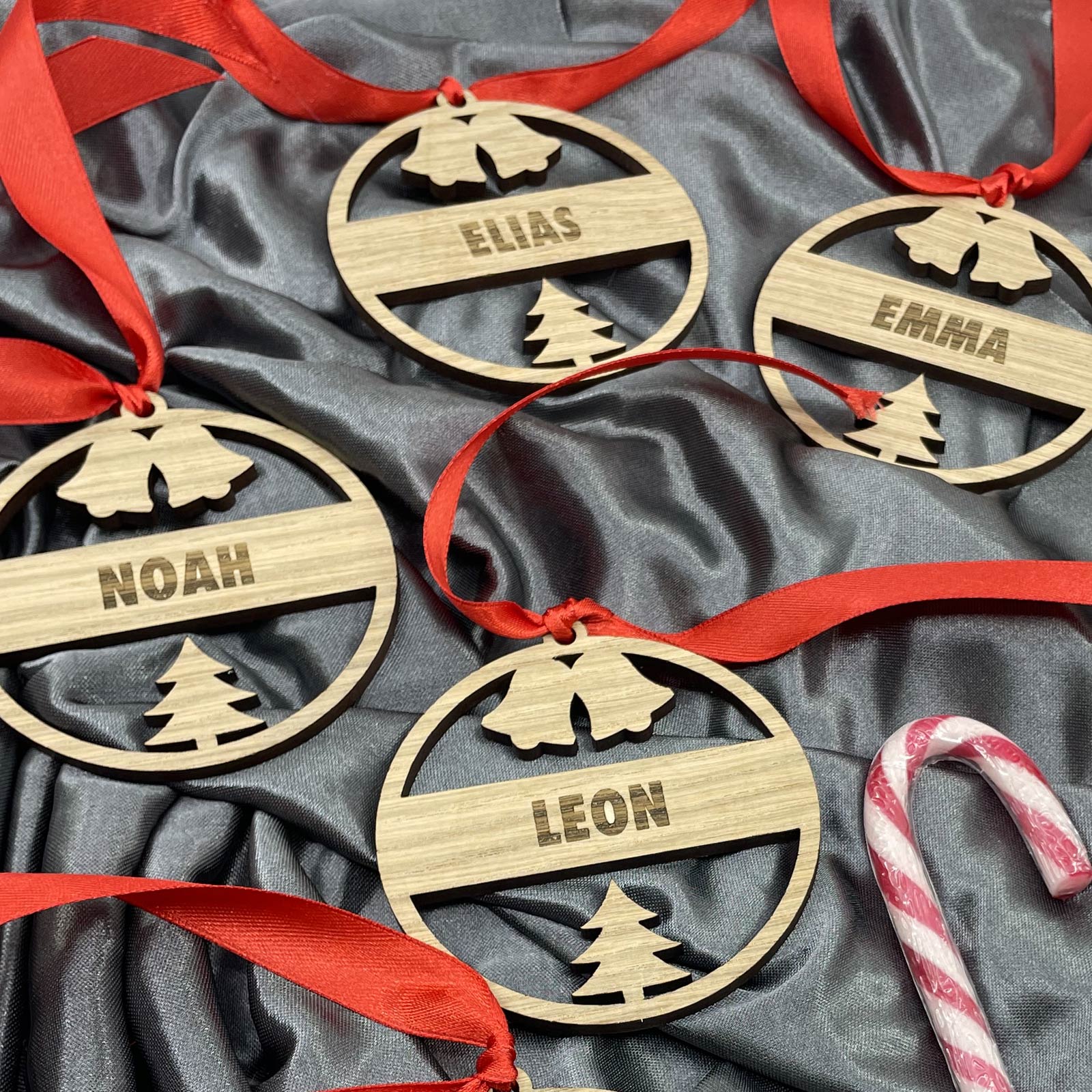 Holz-Weihnachtsdeko mit persönlicher Namensgravur