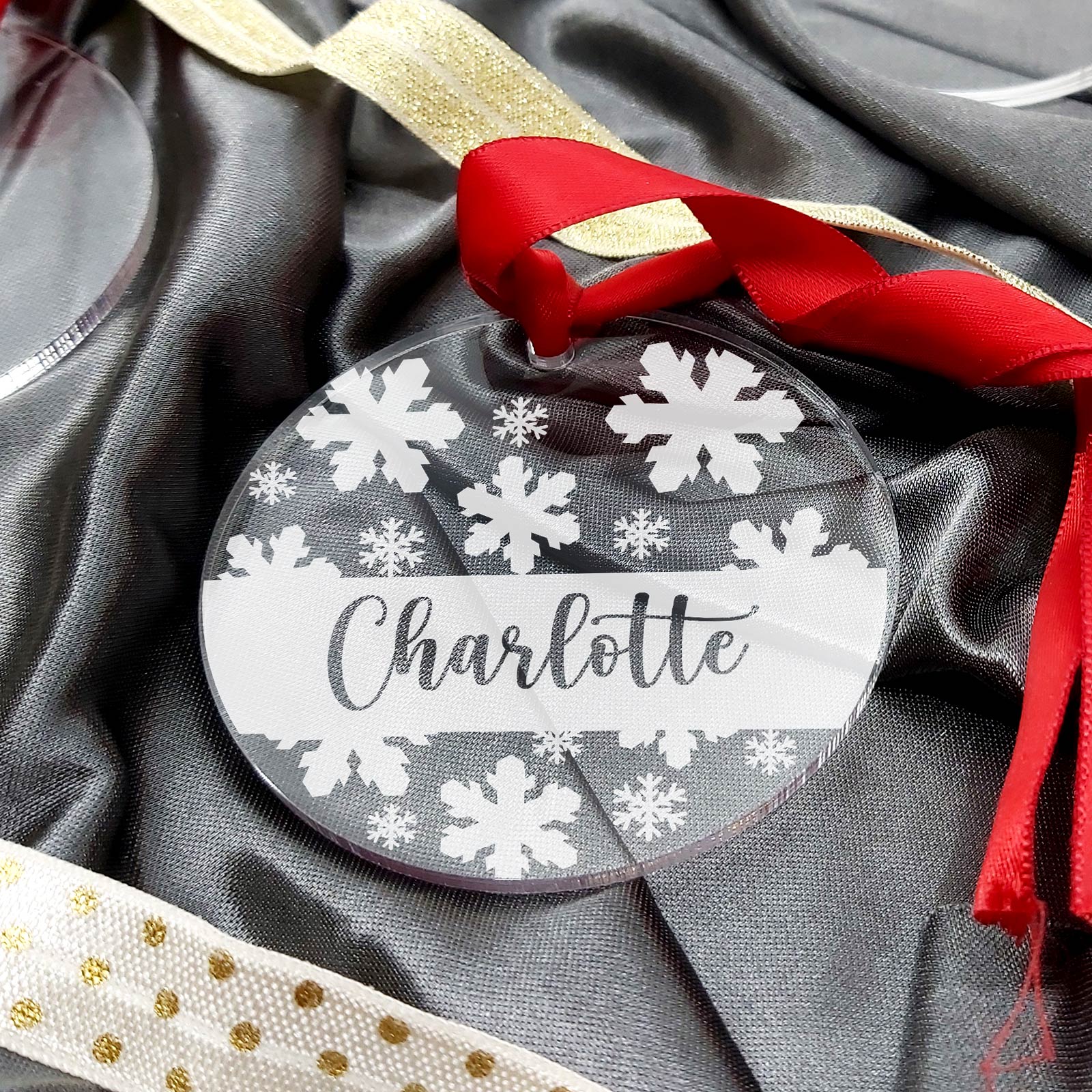 Weihnachtsdeko mit Schneeflocken und Namen