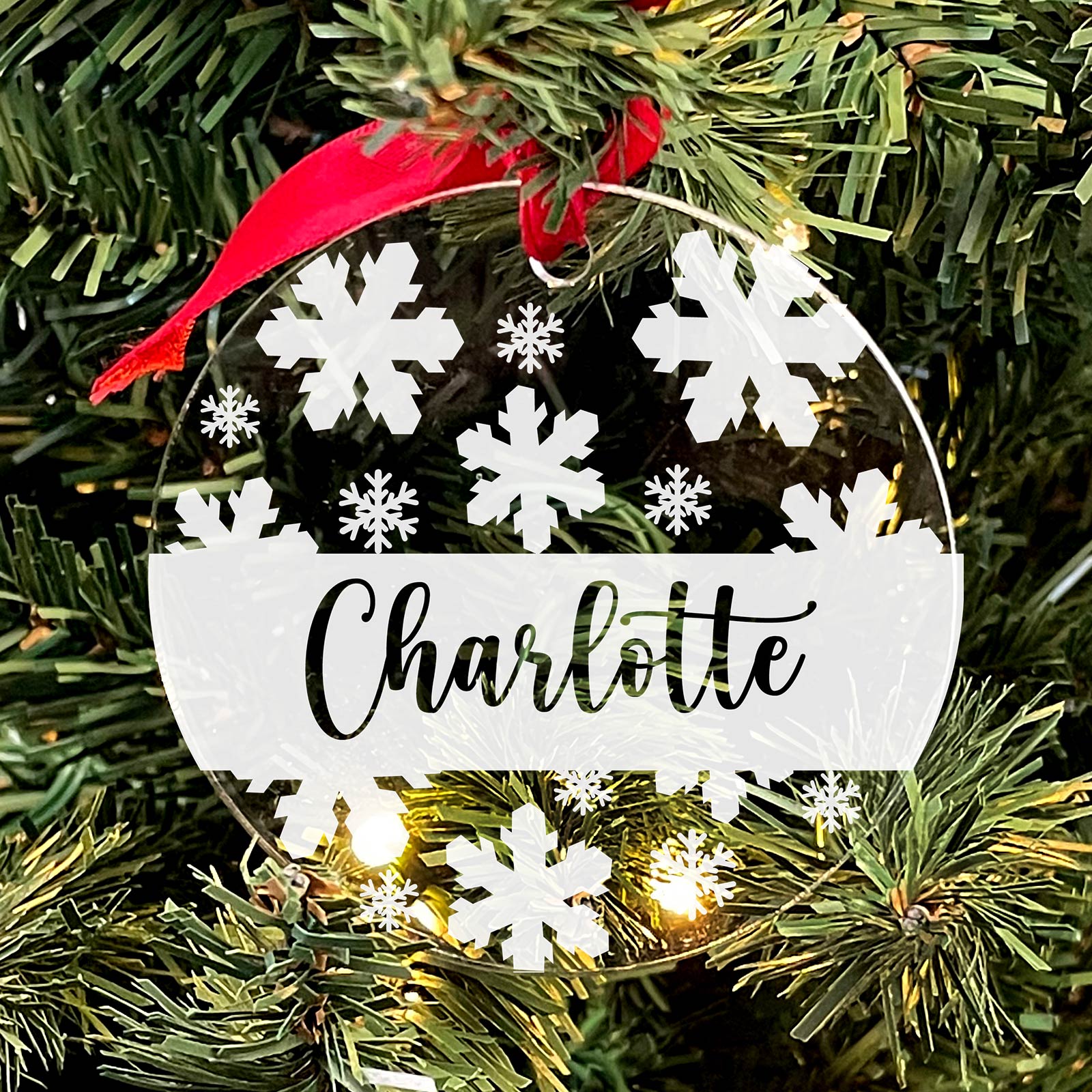 Weihnachtsdeko mit Schneeflocken und Namen