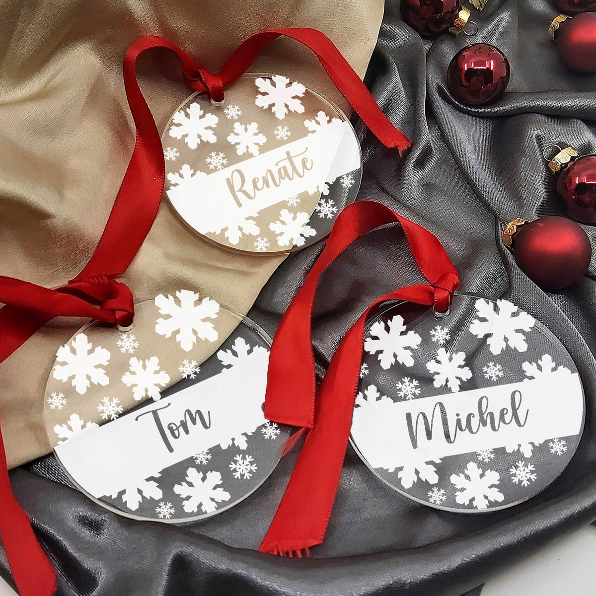 Weihnachtsdeko mit Schneeflocken und Namen