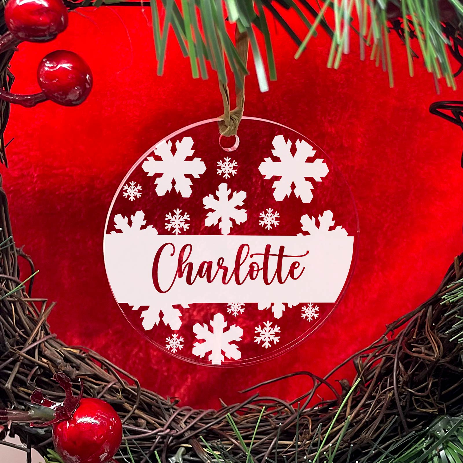 Weihnachtsdeko mit Schneeflocken und Namen