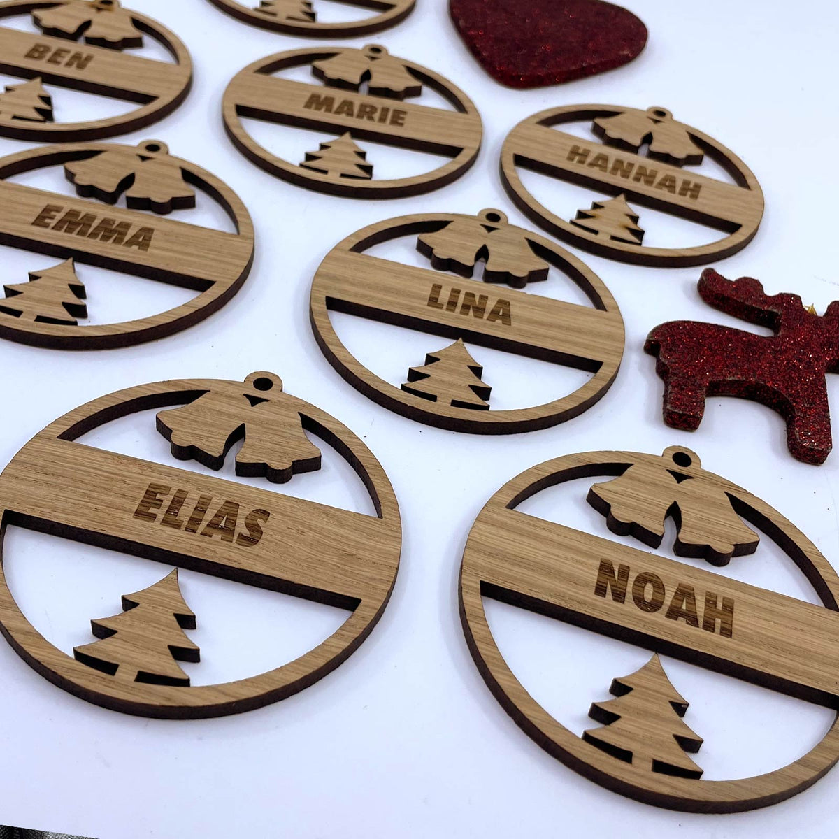 Holz-Weihnachtsdeko mit persönlicher Namensgravur