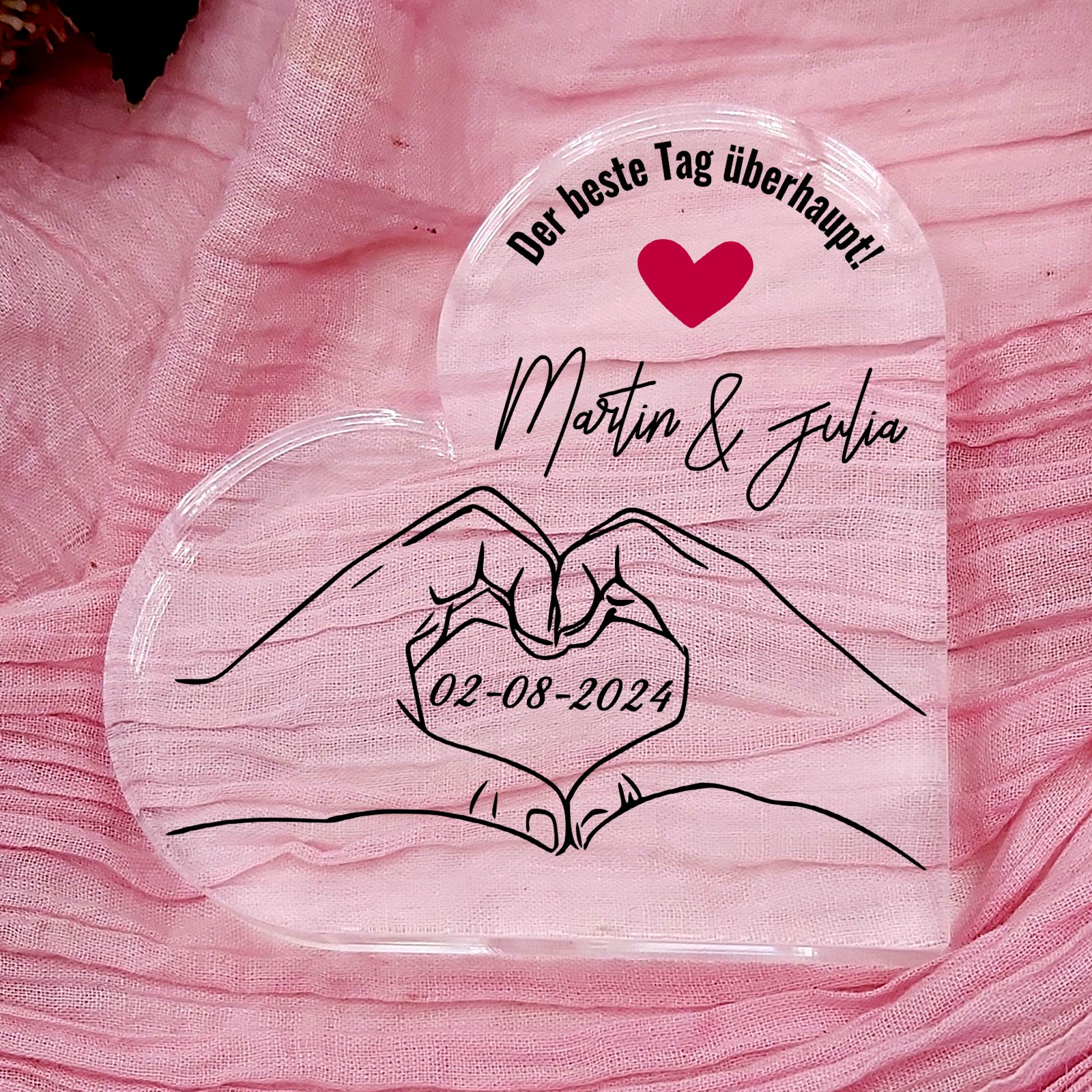 Herzformende Hände – Plexiglasherz